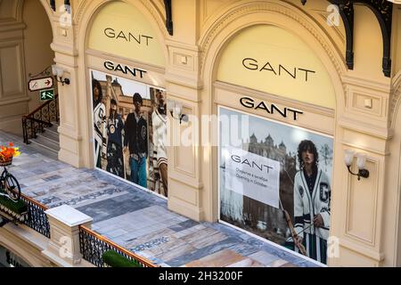 Moskau, Russland - 14. Oktober 2021: Fenster eines GANT-Geschäfts. Schaufenster des GANT-Boutique-Shops im GUM-Kaufhaus Stockfoto