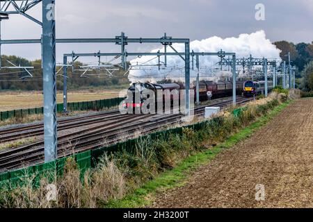 Wellingborough, Großbritannien. Oktober 2021. Bahamas eine Dampflokomotive der Jubilee-Baureihe 5596, die 1934 für die LMS gebaut wurde und durch Northamptonshire bis York j führt Stockfoto