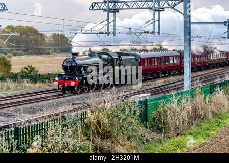 Wellingborough, Großbritannien. Oktober 2021. Bahamas eine Dampflokomotive der Jubilee-Baureihe 5596, die 1934 für die LMS gebaut wurde und durch Northamptonshire bis nach York führt. Stockfoto