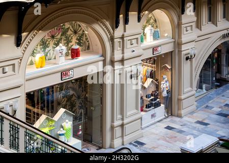 Moskau, Russland - 14. Oktober 2021: Fenster eines MC2-Geschäfts in Saint Barth. Schaufenster des MC2 Saint Barth Boutique-Shops im GUM-Kaufhaus Stockfoto