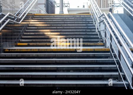 Schließen Sie die Treppe von unten nach oben, Treppenstufen. Perspektivisch und hoher Kontrast in der monochromatischen Matte. Stockfoto