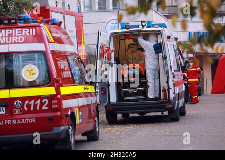 BUKAREST, RUMÄNIEN - 24. Oktober 2021: Ein Krankenwagen bringt COVID-19-Patienten auf die Notaufnahme des größten Krankenhauses in Bukarest, der Emergency Univ Stockfoto