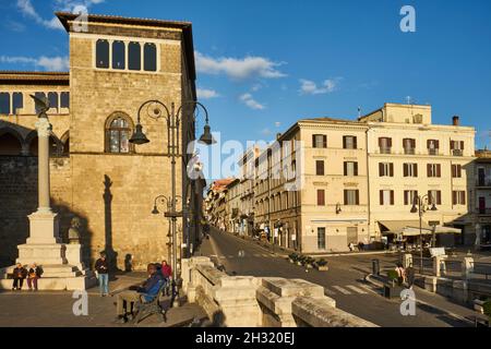 Piazza Cavour, hinten links das Museo Archeologico Nazionale, Altstadt, Tarquinia, Latium, Italien, Europa Stockfoto