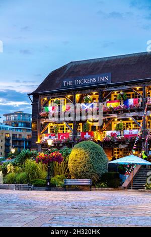 18. Jahrhundert alten Lager, jetzt das Dickens Inn Pub und Restaurant in St Katharine Docks, London, UK Stockfoto