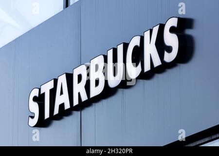 Moskau, Russland - 14. Oktober 2021: Starbucks Coffee Shop berühmte Filialen in Moskau. Starbucks Logo Nahaufnahme. Stockfoto