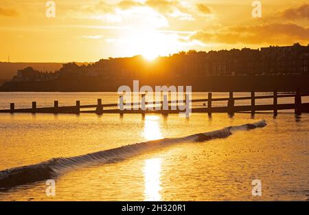 Portobello, Edinburgh, Schottland, Großbritannien. Oktober 2021. Sonnenaufgang über dem Firth of Forth. Temperatur 8 Grad Celsius. Quelle: Arch White/Alamy Live News. Stockfoto