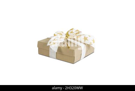 Festliche Weihnachten und Neujahr Geschenk. Goldene Geschenkbox isoliert auf weißem Hintergrund. Stockfoto