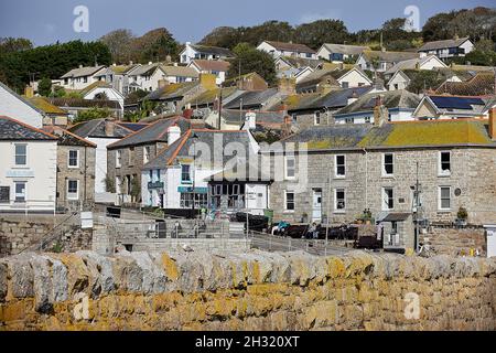 Touristenattraktion malerischer Fischerhafen im Dorf Mousehole in Cornwall Penzance. Kleine Marina Bucht mit Sand Stockfoto
