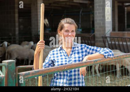 Positive junge Frau Bauer auf der Landwirt posing Stockfoto