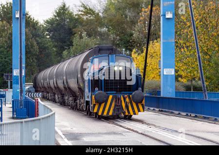 Ribble Rail Rohöl-Bitumentanker, die von 60096 Sentinel Diesel-„Progress“-Rangierlokomotiven gezogen werden und für den Shunt von VTG-Wagon verwendet werden, um brennbaren Teer in das Werk von Total Fina Elf für die Entladung, Verarbeitung und Weiterverteilung auf der Straße zu vermieten. Total Fina Elf Werk, Preston (ehemals Lanfina) Werk für die Produktion von brennbarem Teer bei TOTALFINA BITUMEN LIMITED, Preston, Großbritannien Stockfoto