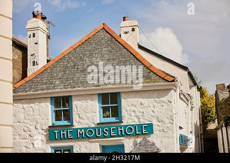 Touristenattraktion malerischer Fischerhafen im Dorf Mousehole in Cornwall Penzance. Stockfoto