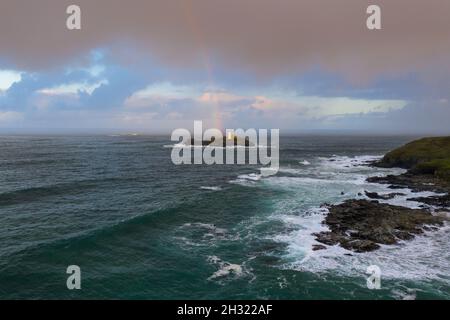 Luftaufnahme des Godrevy Leuchtturms bei Sonnenaufgang. Hayle Cornwall Stockfoto