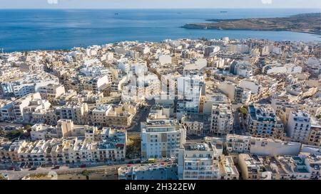 Drohnenaufnahme des Dorfes Marsaskala in Malta Stockfoto