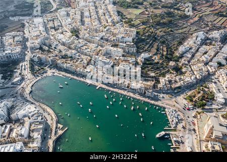 Drohnenaufnahme des Dorfes Marsaskala in Malta Stockfoto