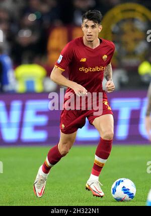 ROM, ITALIEN - 24. OKTOBER: Roger Ibanez von AS Roma in Aktion, während der Serie A Match zwischen AS Roma und SSC Napoli im Stadio Olimpico am 24. Oktober 2021 in Rom, Italien. (Foto nach MB-Medien) Stockfoto