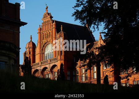 University of Salford, Peel Building, 1896 Entworfen Henry Lord, schöne façade gebaut roten Accrington Ziegel geschnitzten Terrakotta Stockfoto