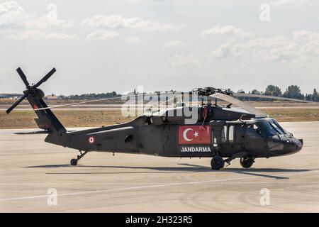 Atatürk Airport, lstanbul - Türkei - 24 2021. September: TEKNOFEST Aviation, Space and Technology Festival. Der türkische Militärhubschrauber hebt ab Stockfoto