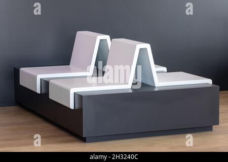 Moderner weißer Sessel aus Holz im Wartezimmer Stockfoto