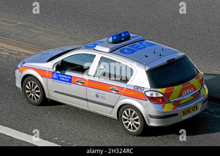 Luftaufnahme der Straßenszene Seitenrückseiten- und Dachnummern auf einem Polizeiwagen der Metropole, der mit Geschwindigkeit auf einem Blaulicht-Notruf in London, England, gefahren ist Stockfoto