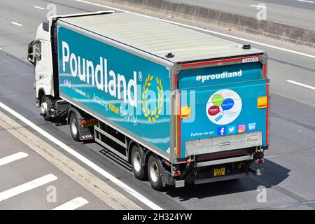 Seitenansicht und Seitenansicht Poundland Einzelhandel Geschäfte Lieferkettenlieferung LKW & Sattelanhänger mit Werbung auf englischer britischer Autobahn Stockfoto