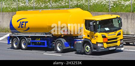 Seiten- und Vorderansicht Scania Jet LKW Tankstellen Tankstellen Liefertanker Geschäft im Besitz von American Phillips 66 Company auf der britischen Autobahn Straße Stockfoto