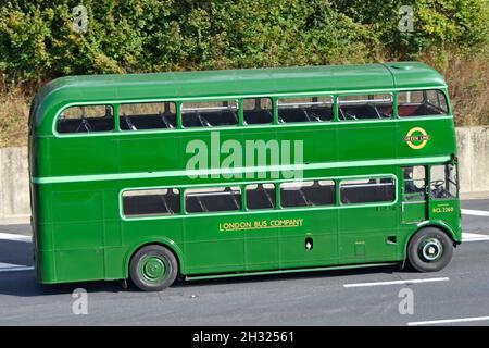 Fahrer in der Seitenansicht restaurierte, grün erhaltene RCL-Busversion des AEC Routemaster Greenline London Bus Company mit Doppeldecker auf der britischen Autobahn Stockfoto