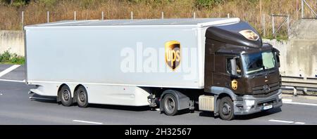 Seiten- & Vorderansicht Lieferkettenlieferungen für LKW von United Parcel Service UPS pakt ein Markenlogo auf lkw-Sattelanhänger English motorway UK Stockfoto