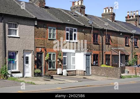 Terrassenhausfassade und Blick darauf, wie die Reihen von alten Backsteinhäusern mit Terrassengärten als wichtigen Parkplatz in Großbritannien angepasst werden Stockfoto
