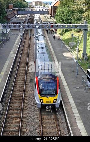 Luftaufnahme oben und vorne Fahrer Taxi Greater Anglia Personenzug Ausschiffung von Schulkindern Billericay Bahnhof Plattform Essex England Großbritannien Stockfoto