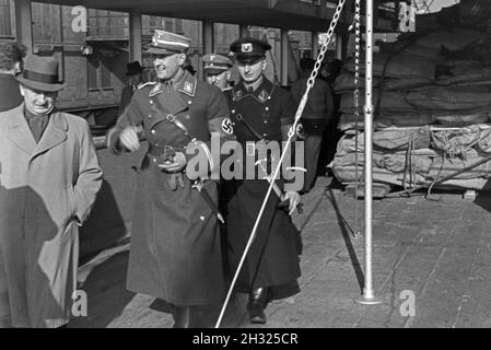 Der Gauleiter von Hamburg, Karl Kaufmann (?), kommt zum Hafen, um Besatzung und das Walfangfabrikschiff "Jan Wellem" der deutschen Walfangflotte zu begrüssen, Deutschland 1930er Jahre. Hamburger Gauleiter Karl Kaufmann bei der Ankunft im Hafen begrüßen zu Besatzung und Schiff "Jan Wellem" des Deutschen Walfangflotte, Deutschland 1930. Stockfoto