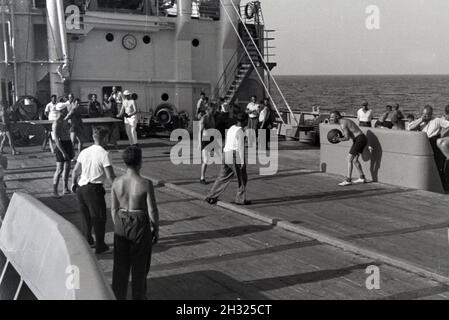 Besatzung des Fabrikschiffs "Jan Wellem" beim Sport auf Deck, 1930er Jahre sterben. Crew der Fabrik Schiff "Jan Wellem" Sport auf Deck, 1930er Jahre. Stockfoto