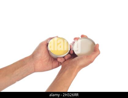 Schöne weibliche Hände halten ein Glas mit einem kosmetischen Produkt. Mockup von Feuchtigkeitscreme, Wachs, Butter, isoliert auf weißem Hintergrund. Speicherplatz kopieren. Stockfoto