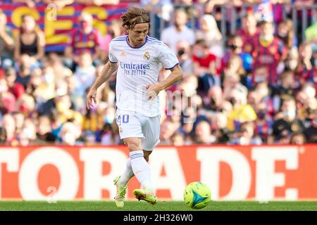 Barcelona, Spanien. 24/10/2021, Luka Modric von Real Madrid während des Liga-Spiels zwischen dem FC Barcelona und Real Madrid im Camp Nou in Barcelona, Spanien. Stockfoto