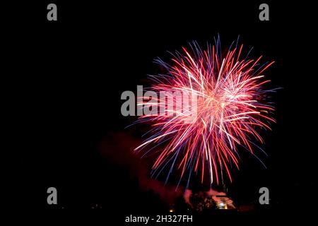 4. Juli Feuerwerk. Fotografiert in Studio City, Los Angeles, Kalifornien Stockfoto