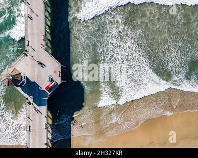 Erhöhten Blick auf den Strand und den Pier Huntington Beach, Orange County, Kalifornien Stockfoto