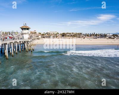 Erhöhten Blick auf den Strand und den Pier Huntington Beach, Orange County, Kalifornien Stockfoto