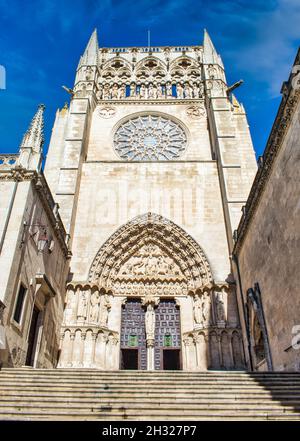 Schöne Aufnahme der historischen Kathedrale von Burgos in Burgos, Spanien Stockfoto