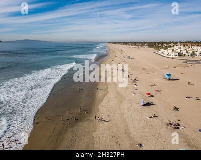 Erhöhten Blick auf den Strand und den Pier Huntington Beach, Orange County, Kalifornien Stockfoto