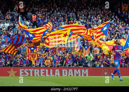 Barcelona, Spanien. 24/10/2021, katalanische Flaggen während des Liga-Spiels zwischen dem FC Barcelona und Real Madrid im Camp Nou in Barcelona, Spanien. Stockfoto