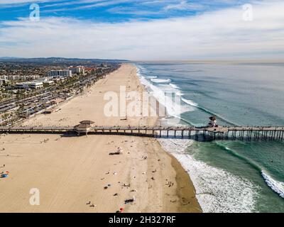 Erhöhten Blick auf den Strand und den Pier Huntington Beach, Orange County, Kalifornien Stockfoto