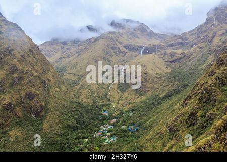 Inka Trail nach Machu Picchu (auch als Camino Inca bekannt). In den Anden, der Weg führt durch mehrere Arten von Andinen environm Stockfoto