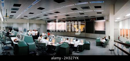 (21-29. August 1965) --- Gesamtansicht des Mission Control Center (MCC), Houston, Texas, während des Fluges Gemini-5. Beachten Sie den Bildschirm an der Vorderseite des MCC, der verwendet wird, um den Fortschritt des Gemini-Raumschiffs zu verfolgen Stockfoto