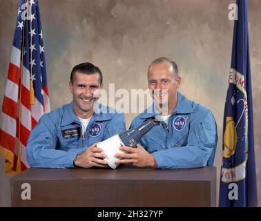 (4. November 1965) --- die Astronauten Charles Conrad Jr., (rechts) Kommandopilot der Hauptmannschaft, und Richard F. Gordon Jr., Pilot der Hauptmannschaft, für die Gemini-Titan XI (GT-11) Erdumkreismission Stockfoto