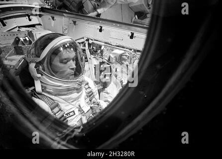 (18 Juli 1966)------- Close-up von Astronauten Michael Collins, Gemini-10 Pilot, der endgültigen Einstellung und Kontrollen in der Gemini spacecraft Während der Prelaunch Countdown. In der rechten Hintergrund ist Astronaut John W. Young, Befehl Pilot. Stockfoto