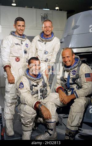 (7. September 1966) --- die Gemini-Titan XI (GT-11) Primzahl- und Backup-Crews posieren für ein Gruppenportrait. Sitzend ist die Hauptmannschaft, die Astronauten Charles Conrad Jr. (rechts), Kommandopilot, und Richard F. Gordon Jr. (links), Pilot. Die Reserve-Crew (stehend) besteht aus den Astronauten Neil A. Armstrong (rechts), Kommandopilot, und William A. anders (links), Pilot. Die beiden Mannschaften waren für einen Simulationstest im Kennedy Space Center geeignet Stockfoto