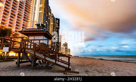 Luftaufnahme des Miami, Florida, USA Der Strand bei Dämmerung Stockfoto