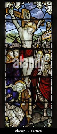 Detail eines Buntglasfensters vom Kempe Studio. Darstellung der Kreuzigung Christi, King's Cliffe Church, Northamptonshire Stockfoto