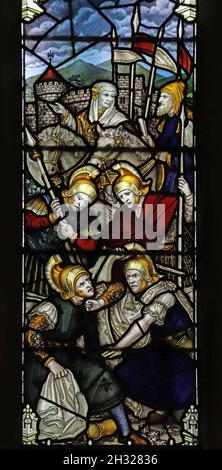 Ein Buntglasfenster beim Kempe Studio. Darstellung römischer Soldaten, die um Christi Grabtuch kämpfen; Kreuzigungsszene, King's Cliffe Church, Northampt Stockfoto