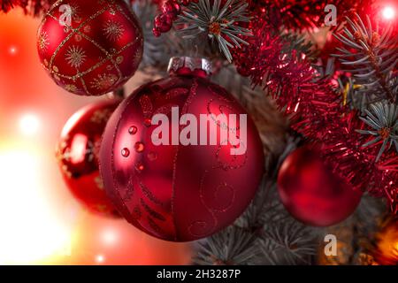 Festliche Weihnachts- und Neujahrsdekoration mit Ornamenten Stockfoto