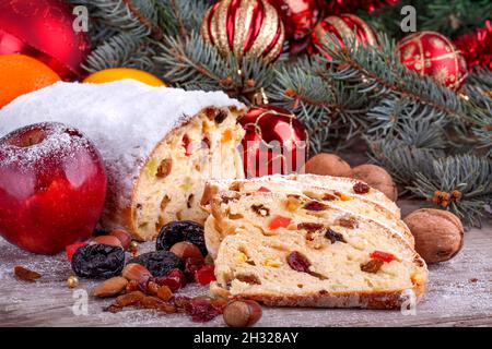 Traditionelles hausgemachtes Weihnachtsbrot mit getrockneten Früchten Stockfoto